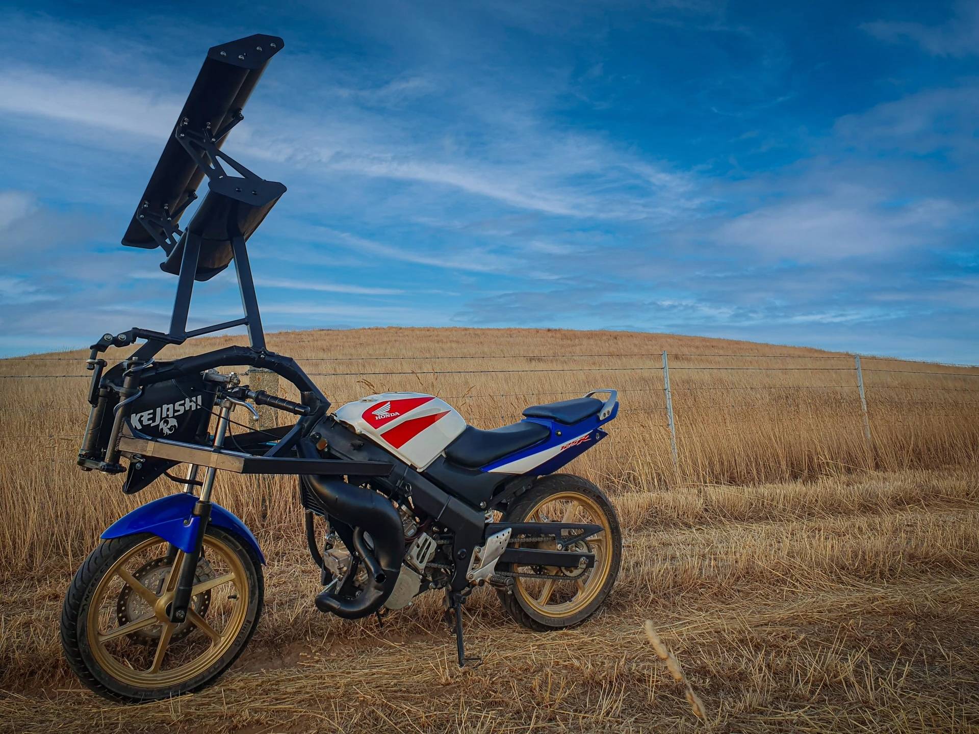 Cánh khí động học của Kejashi đặt phía trước người lái