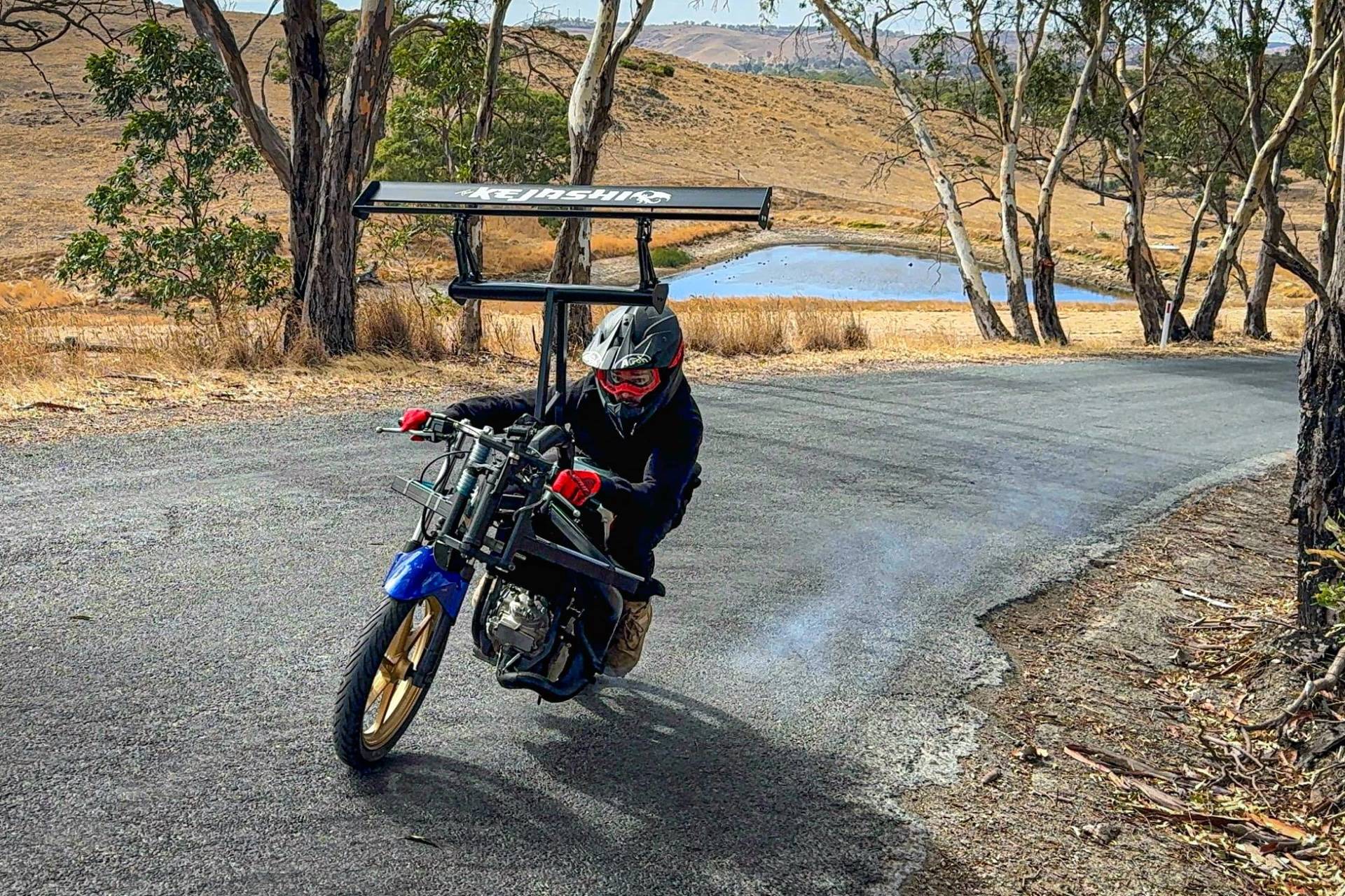 Chiếc xe máy độc đáo với thiết kế khí động học nghiêng